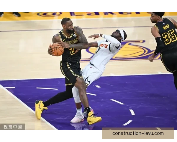 詹姆斯关键时刻爆发湖人力克勇士稳居西部前列全场狂砍三双再创赛季新高